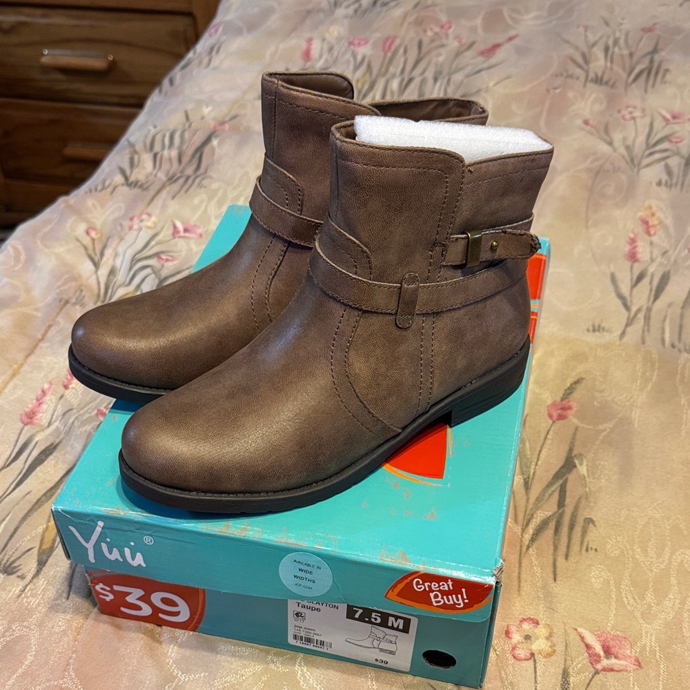 Yuu Women's Brown Ankle Boots with Buckle